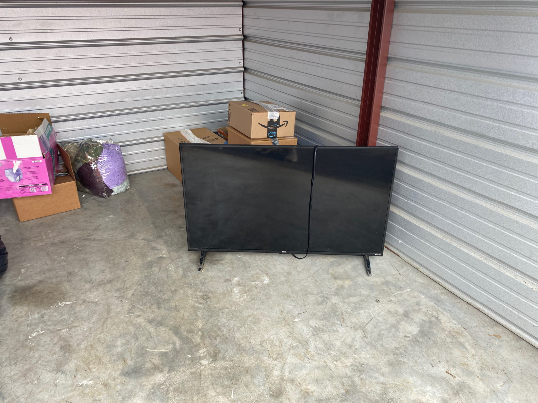 Storage Unit Auction in Elizabethton, TN at Universal Storage Solutions